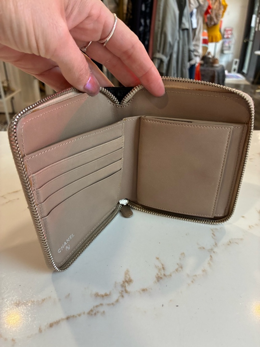 Chanel black and tan quilted wallet with keychain logo - Picture 2 of 3
